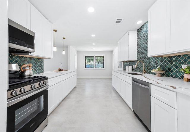 109 E Sherwood Drive, Alvin, TX 77511