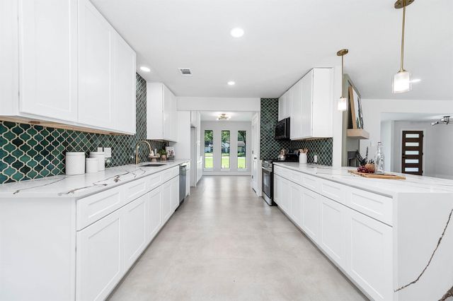 109 E Sherwood Drive, Alvin, TX 77511