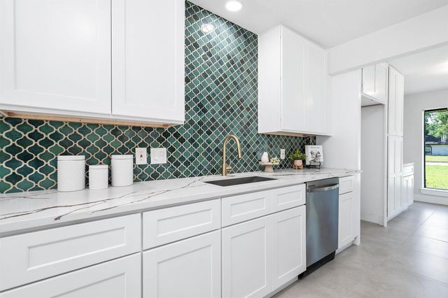 109 E Sherwood Drive, Alvin, TX 77511
