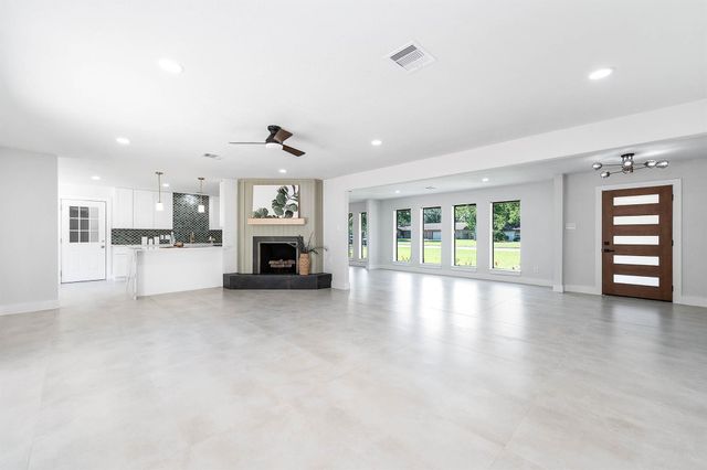 109 E Sherwood Drive, Alvin, TX 77511