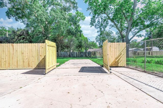 109 E Sherwood Drive, Alvin, TX 77511