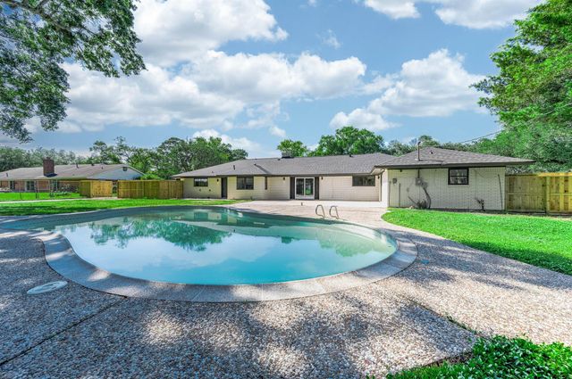 109 E Sherwood Drive, Alvin, TX 77511
