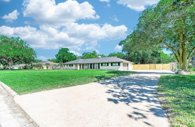 109 E Sherwood Drive, Alvin, TX 77511