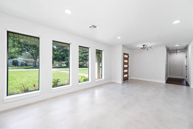 109 E Sherwood Drive, Alvin, TX 77511