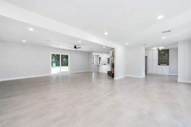 109 E Sherwood Drive, Alvin, TX 77511