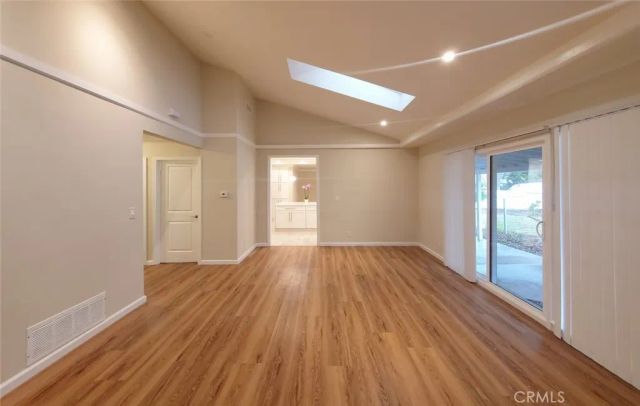 22201 Schoolcraft, Canoga Park, CA 91303