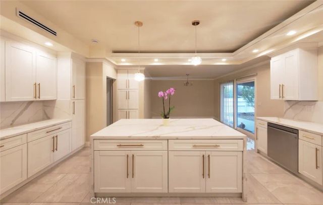 22201 Schoolcraft, Canoga Park, CA 91303