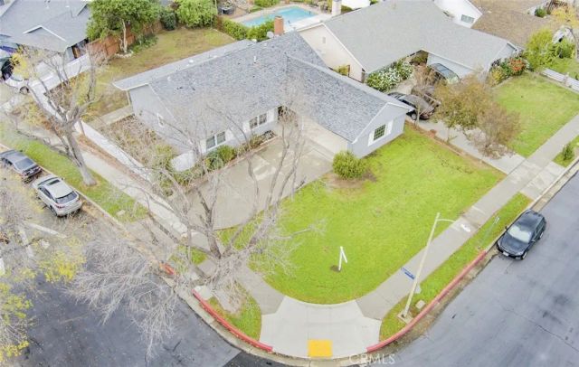 22201 Schoolcraft, Canoga Park, CA 91303