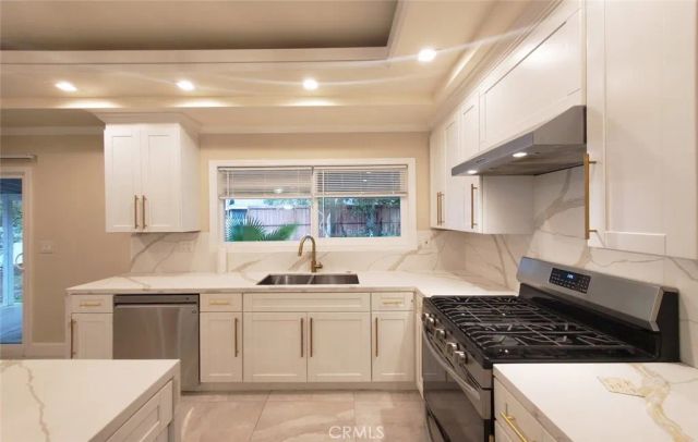 22201 Schoolcraft, Canoga Park, CA 91303