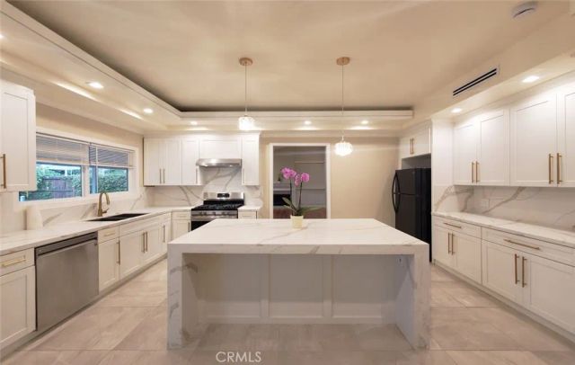 22201 Schoolcraft, Canoga Park, CA 91303