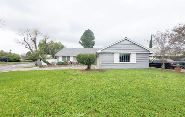 22201 Schoolcraft, Canoga Park, CA 91303