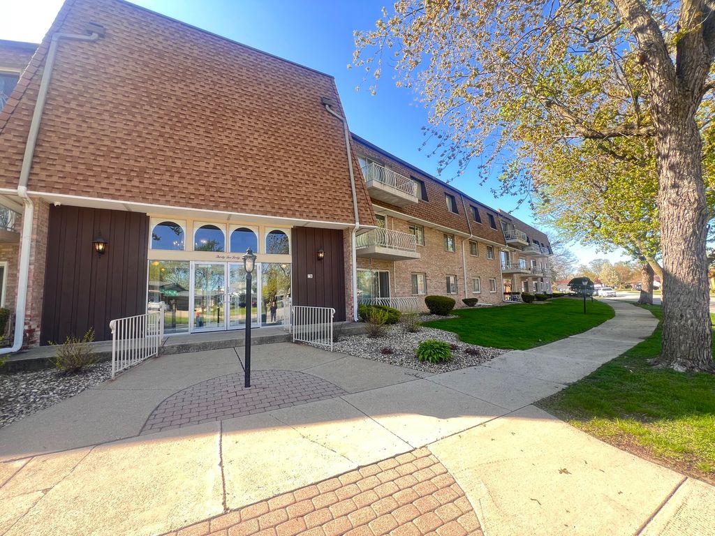 3240 N Manor Drive 130, Lansing, IL 60438