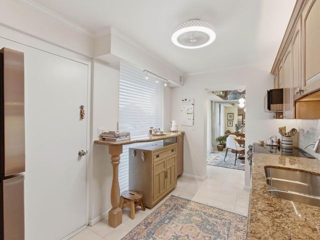 2520 Presidential Way 203, West Palm Beach, FL 33401