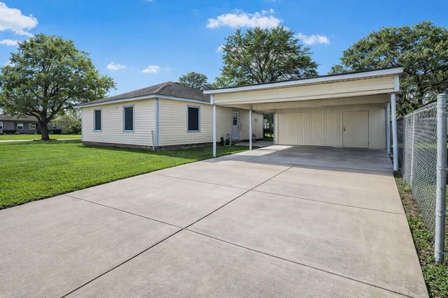 1117 Southampton Street, Angleton, TX 77515