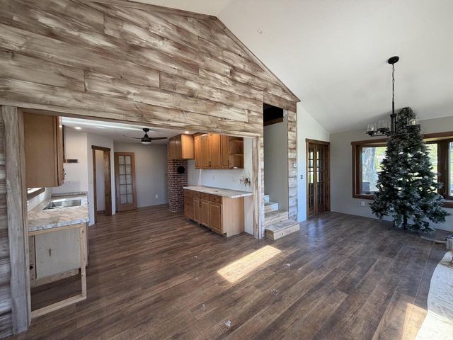 1211 County 6, La Crescent, MN 55947