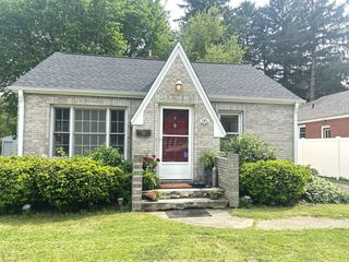 95 Roosevelt Street, St. Charles, IL 60174