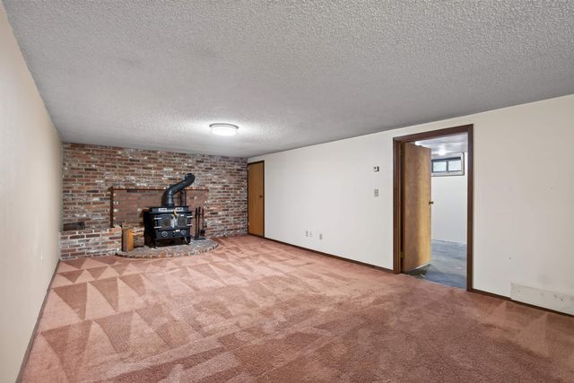 27722 N River Estates Dr, Chattaroy, WA 99003