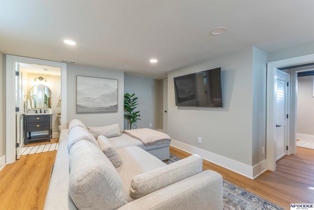 5606 Jones Street, Omaha, NE 68106