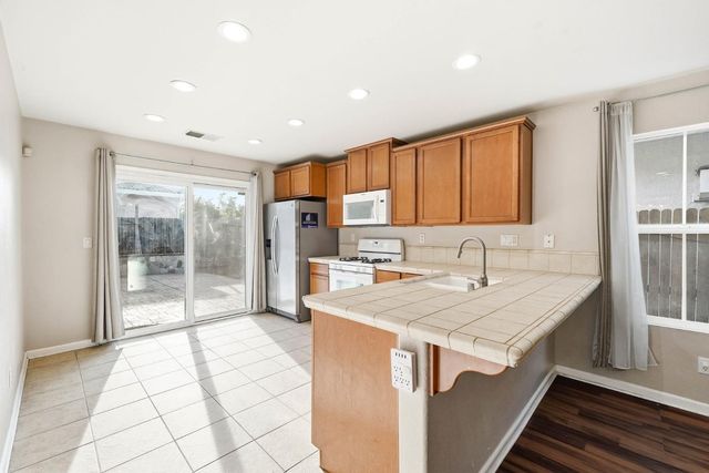 8624 W Wing Dr, Elk Grove, CA 95758