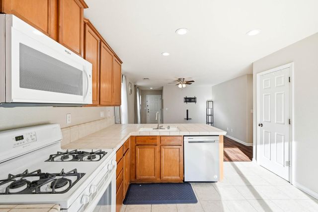 8624 W Wing Dr, Elk Grove, CA 95758