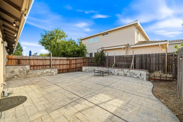 8624 W Wing Dr, Elk Grove, CA 95758