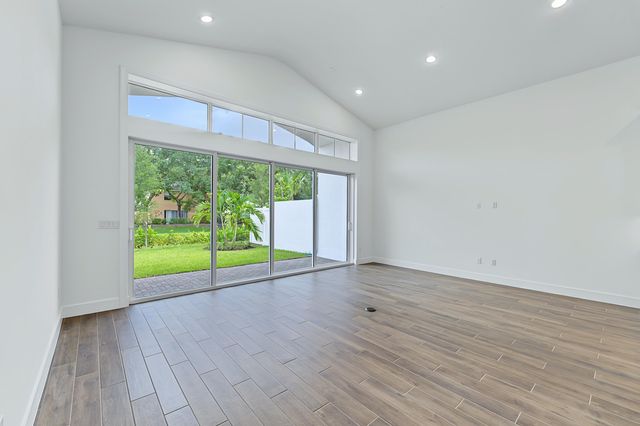 146 Parkside Way 12, Royal Palm Beach, FL 33414