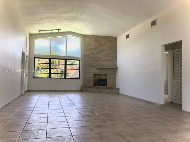 2560 NE 200th St 0, Miami, FL 33180