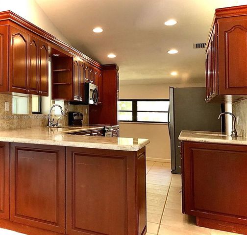 2560 NE 200th St 0, Miami, FL 33180