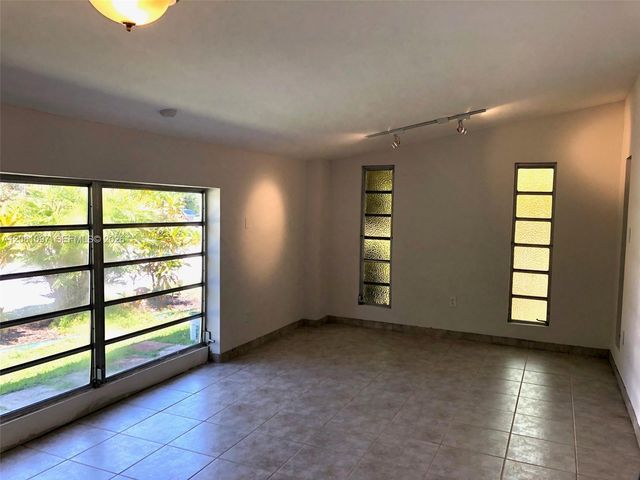 2560 NE 200th St 0, Miami, FL 33180