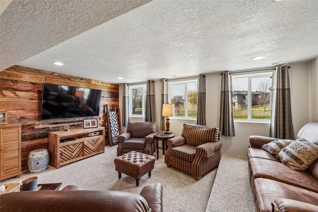 8375 Dakota Drive, West Des Moines, IA 50266