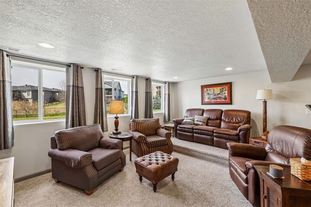 8375 Dakota Drive, West Des Moines, IA 50266