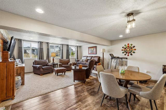 8375 Dakota Drive, West Des Moines, IA 50266