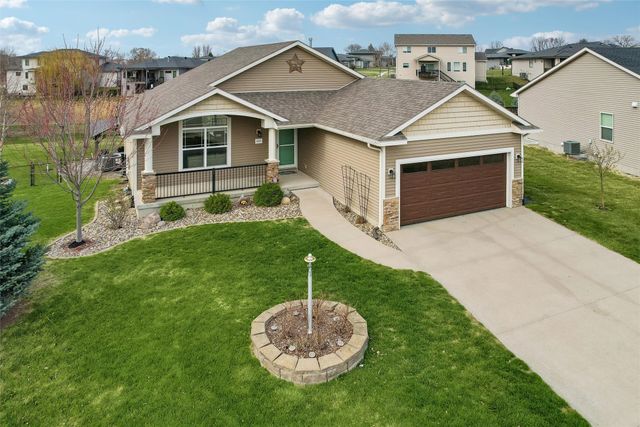 8375 Dakota Drive, West Des Moines, IA 50266