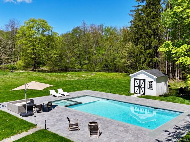 6 Byrds Hill Road, Pawling, NY 12564