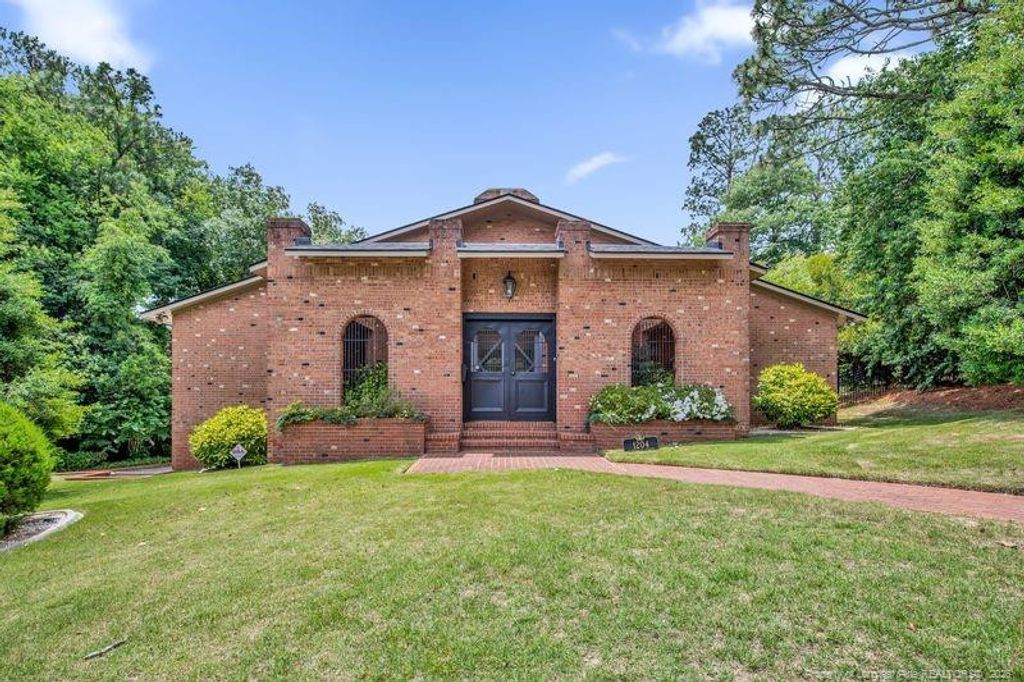 1204 Longleaf Drive, Fayetteville, NC 28305
