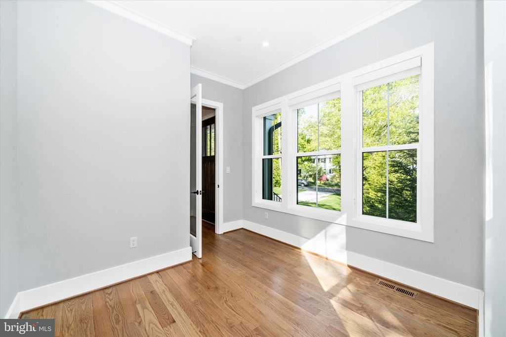 Image 12 of property listing at 8104 WOODHAVEN BLVD, Bethesda, MD 20817