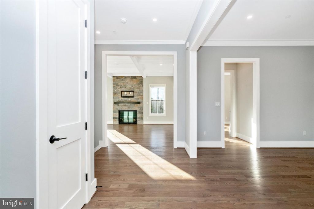 Image 4 of property listing at 8104 WOODHAVEN BLVD, Bethesda, MD 20817