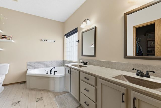 1332 N Lake Edge Cir, Goddard, KS 67052