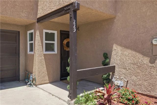 229 S Palm Avenue, Santa Paula, CA 93060