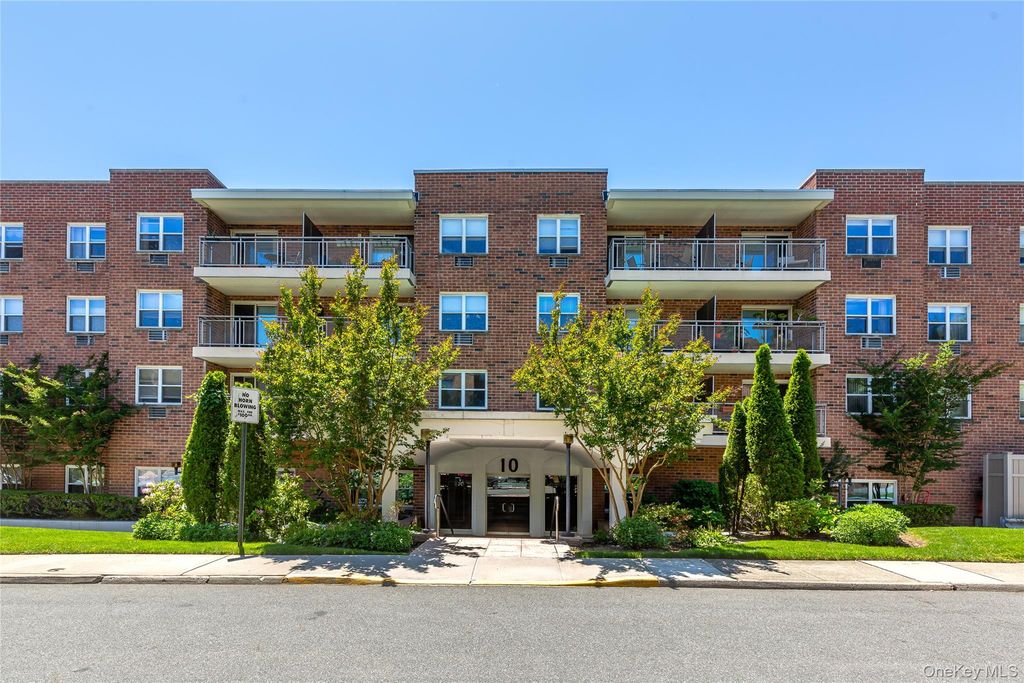 10 Ipswich Avenue Apt. 3I, Great Neck, NY 11021