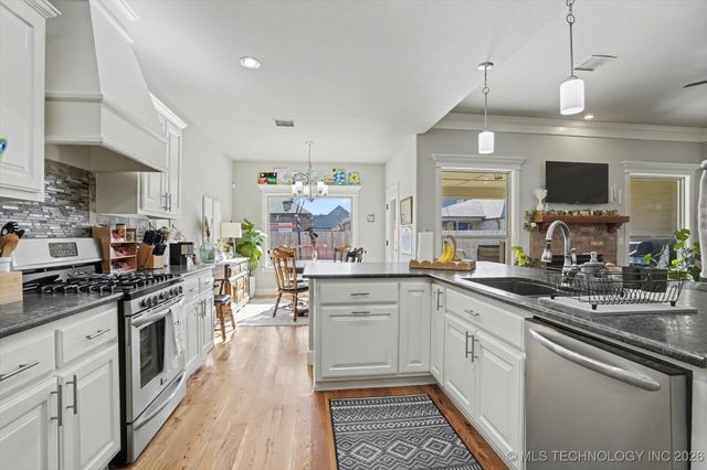 7608 E 82nd Place N, Owasso, OK 74055