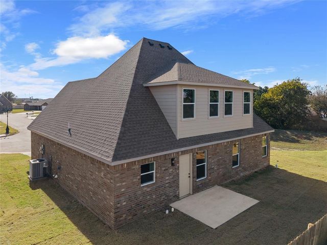 810 Chateau Court, Kingfisher, OK 73750