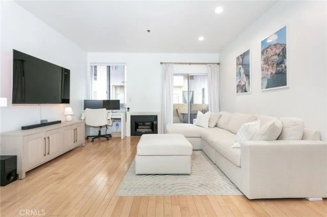 19350 Sherman 124, Reseda, CA 91335