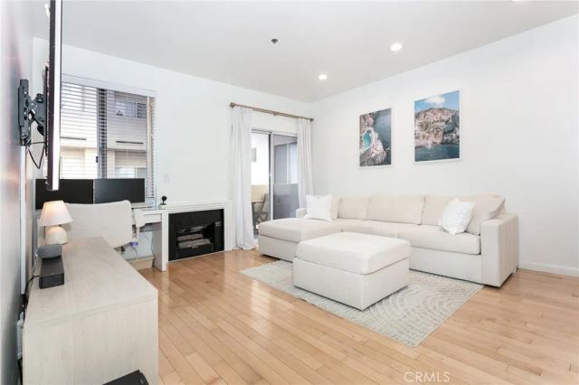 19350 Sherman 124, Reseda, CA 91335