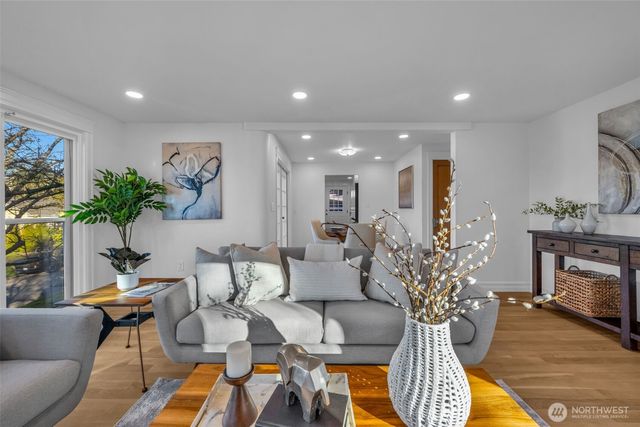 4427 Glenn Way SW, Seattle, WA 98116