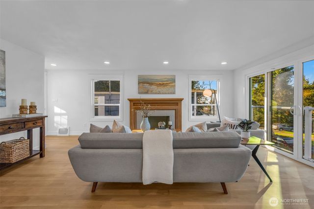 4427 Glenn Way SW, Seattle, WA 98116