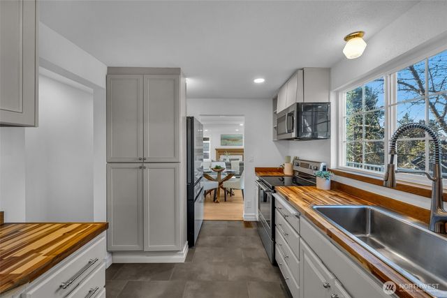 4427 Glenn Way SW, Seattle, WA 98116