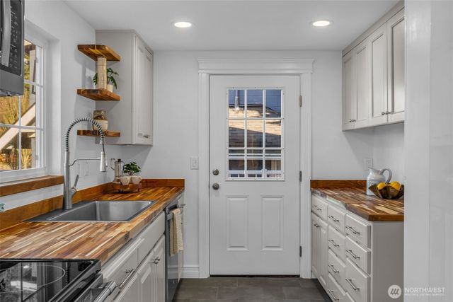 4427 Glenn Way SW, Seattle, WA 98116