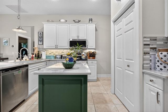 7702 SE Mammoth Dr, Hobe Sound, FL 33455