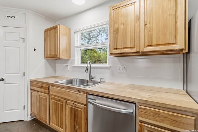1060 POPLAR CT, Fischer, TX 78623